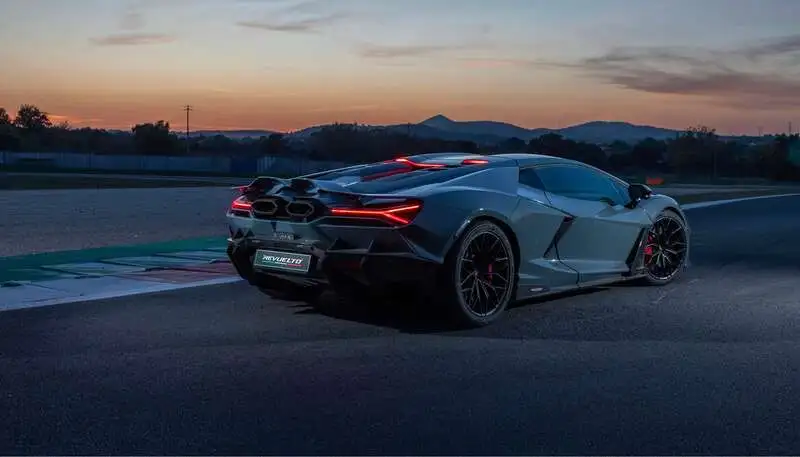 Lamborghini Revuelto